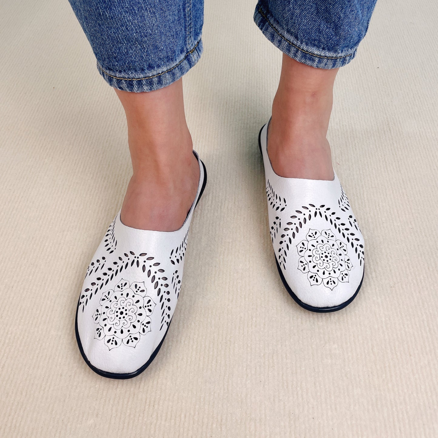 aakip™- Casual All-match Hollow Slippers