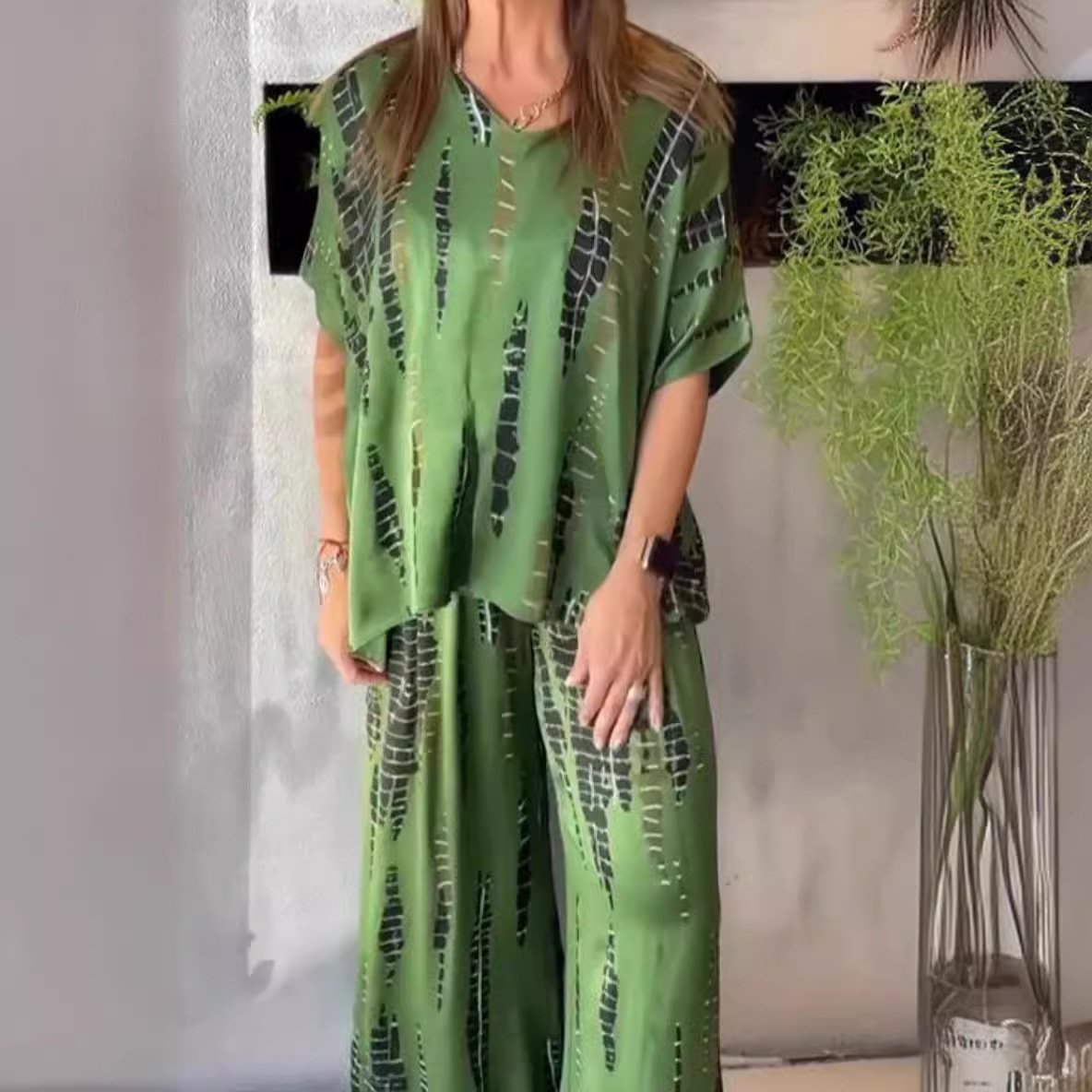 Two-piece satin casual suit with a round neckline