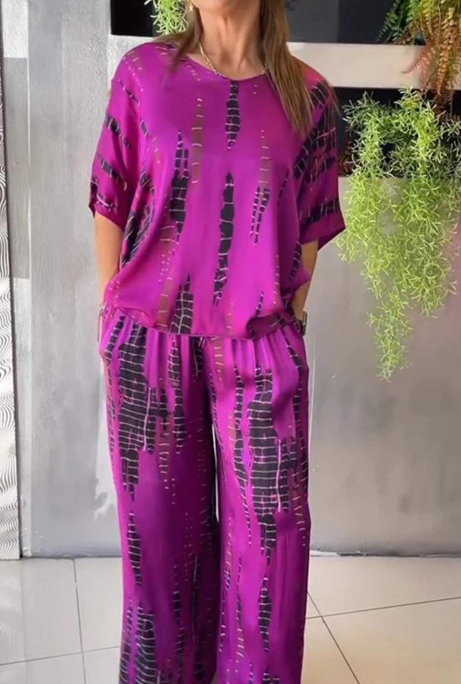 Two-piece satin casual suit with a round neckline