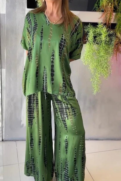 Two-piece satin casual suit with a round neckline